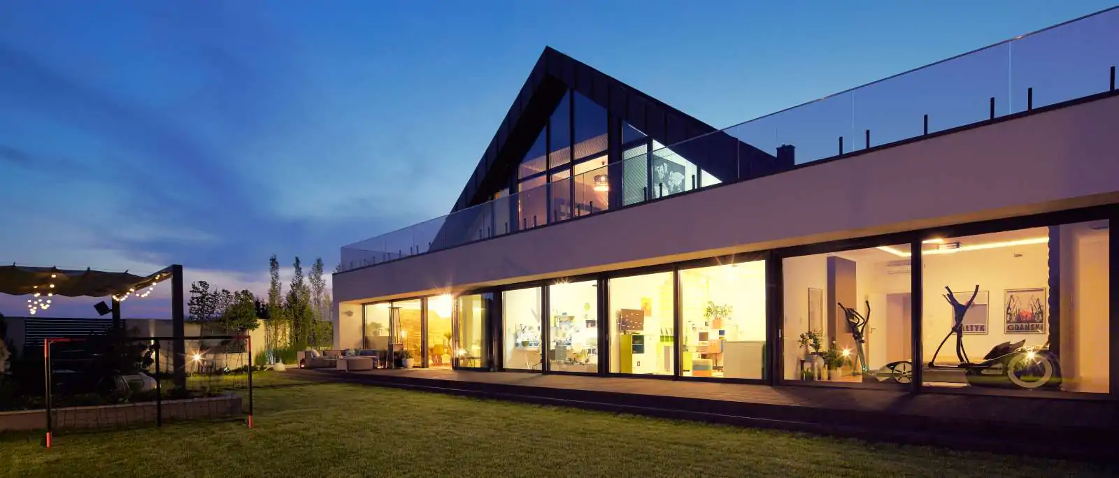 Maison moderne avec de grandes vitres nettoyées par Lavage MD