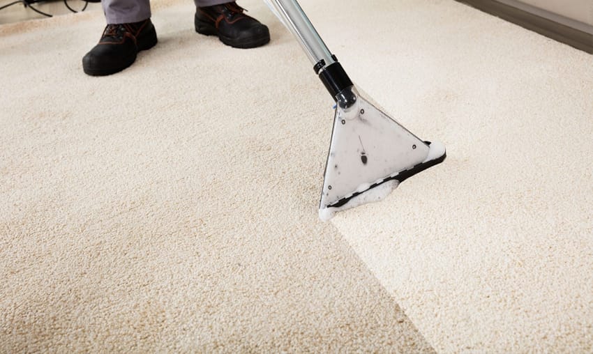 Divan en tissu nettoyé par extraction à chaud